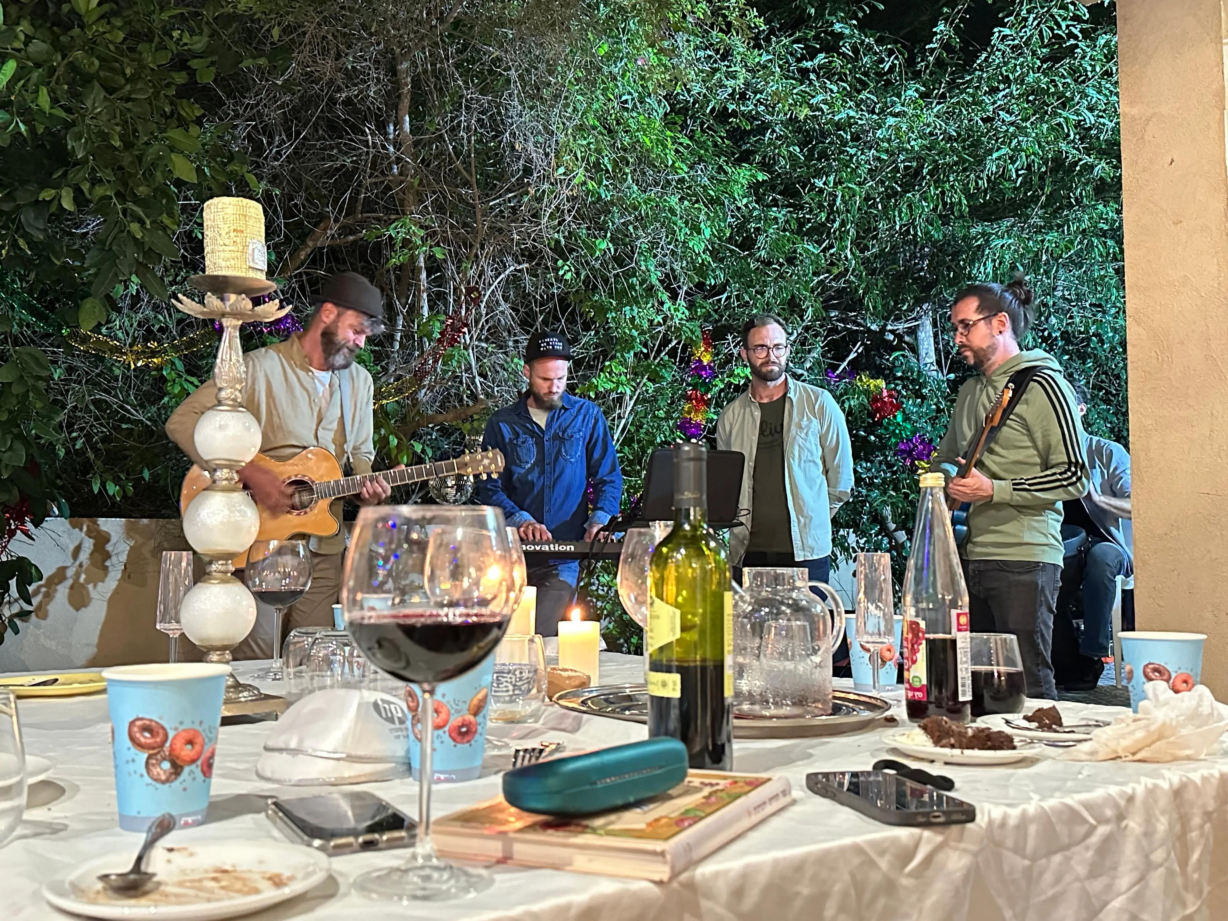 Abend im Garten: wir spielen mit Gitarre und Keyboard hinter dem gedeckten Tisch