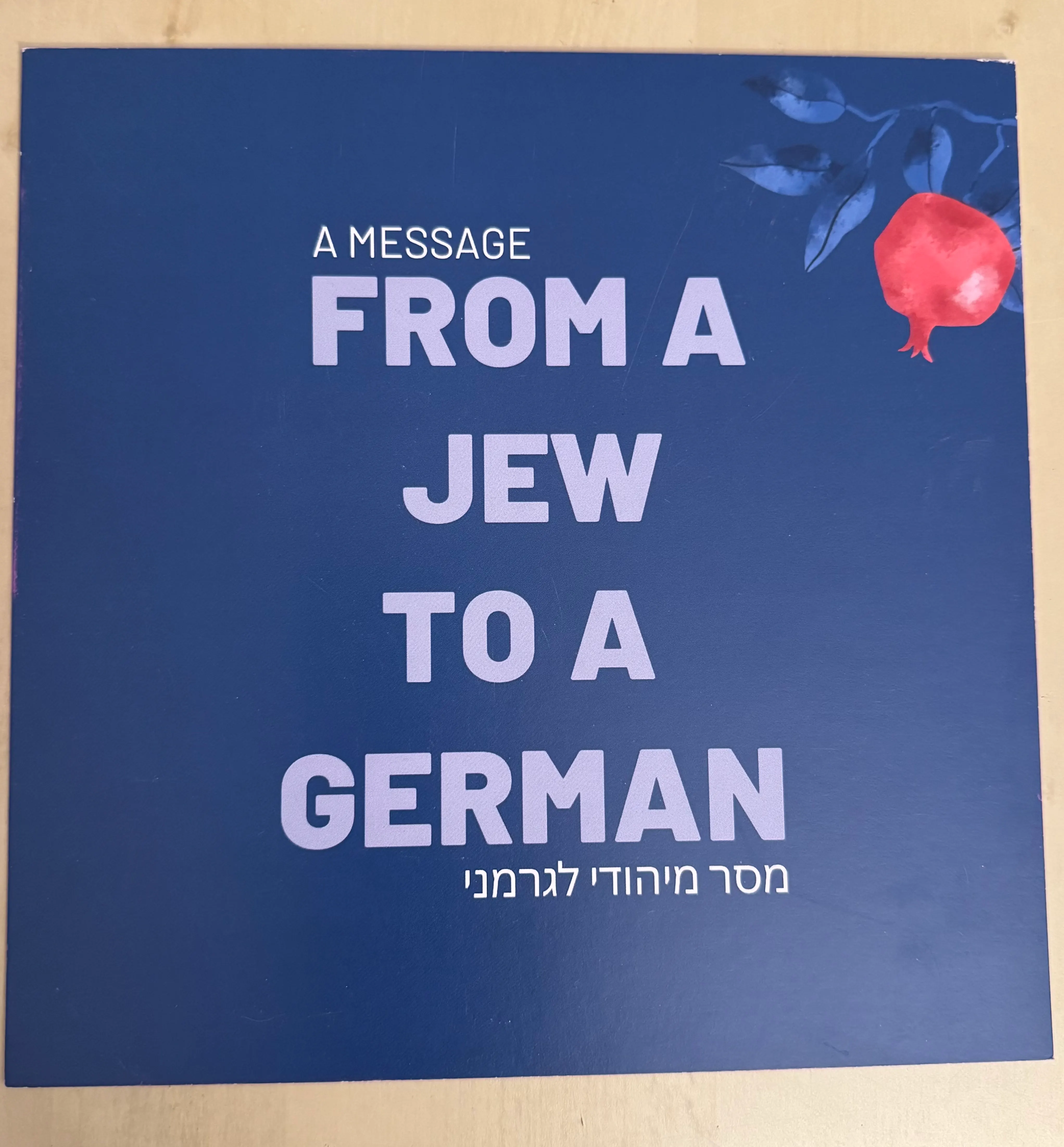 Vorderseite der Karte: „A message from a Jew to a German“, darunter derselbe Satz auf Hebräisch