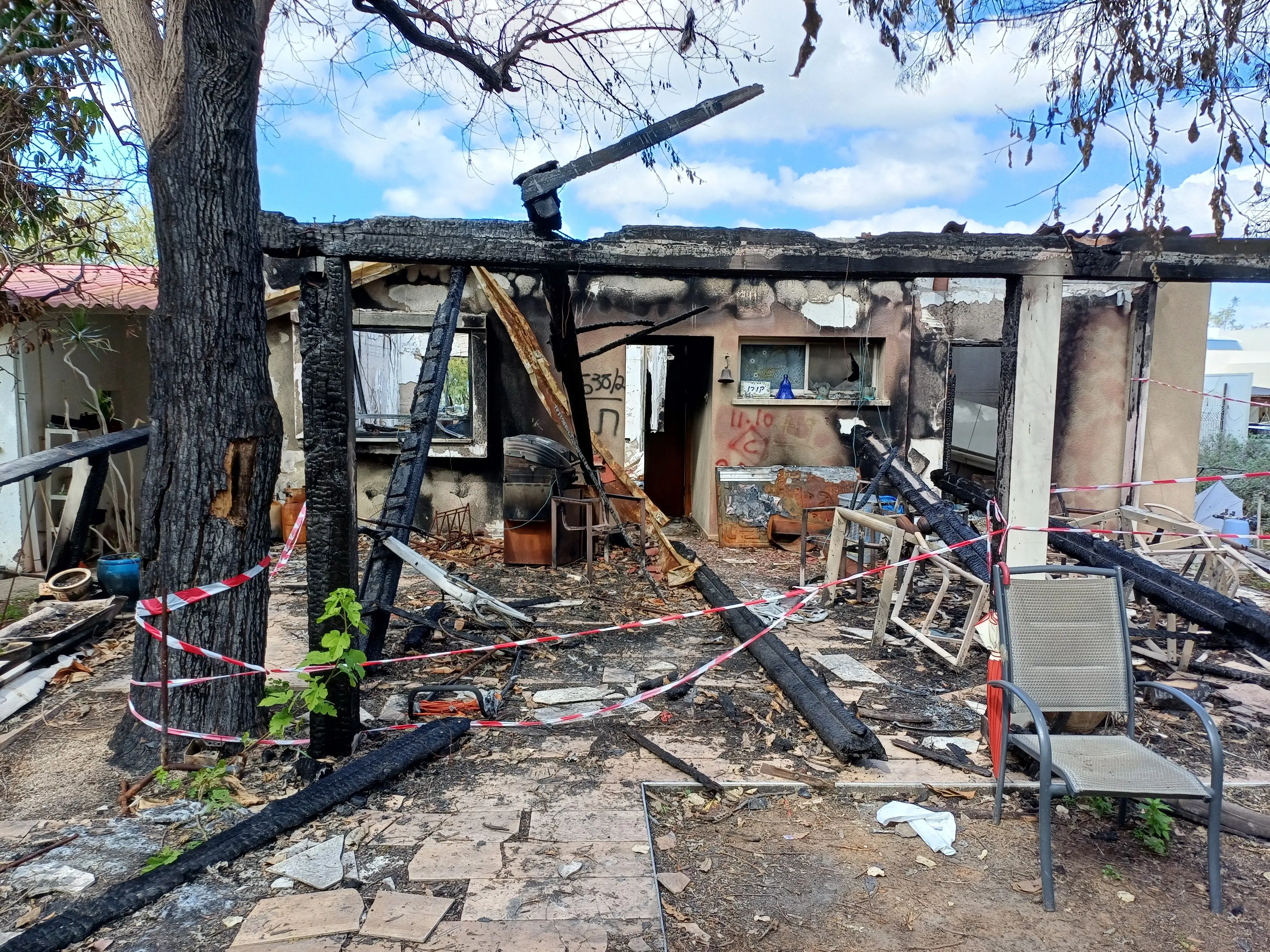 Ein beim Massaker vom 7. Oktober ausgebranntes und zerstörtes Wohnhaus im Süden Israels