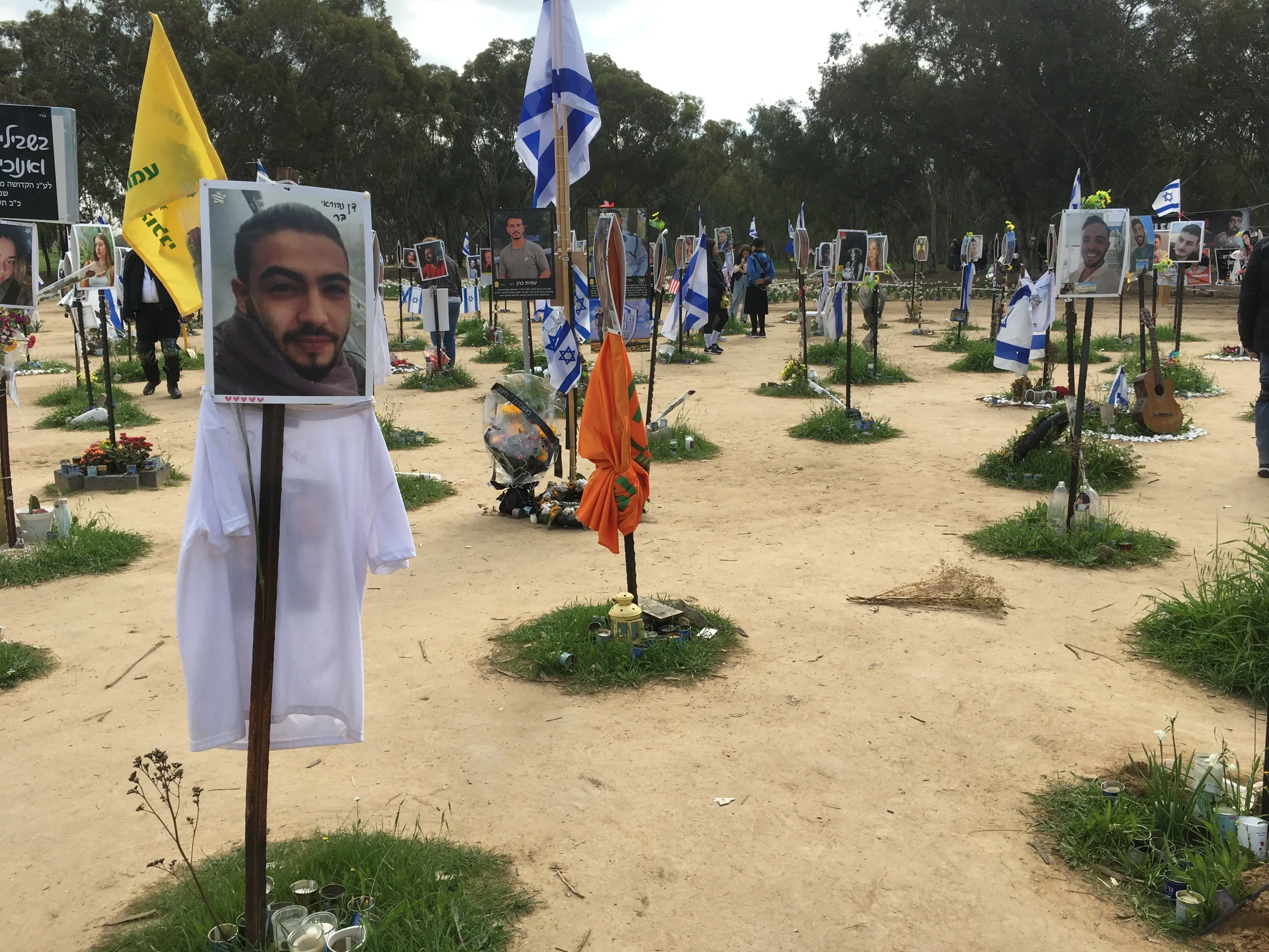 Erinnerungsort für die beim Nova-Festival Ermordeten mit Porträts, Blumen und israelischen Flaggen